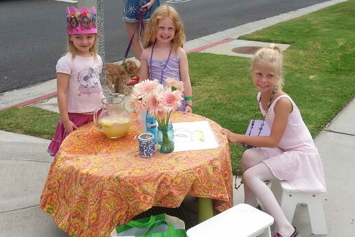 kids at lemonade stand